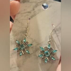 ♥️F 5/$20 Elegant Silver and Teal Snowflake Earrings 🩵